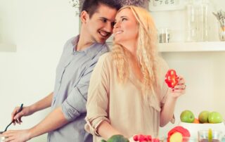 coppia che cucina